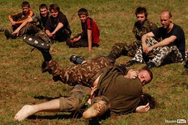 У волинських лісах «воюють» Чорна сотня і сотня Перця. ФОТО 