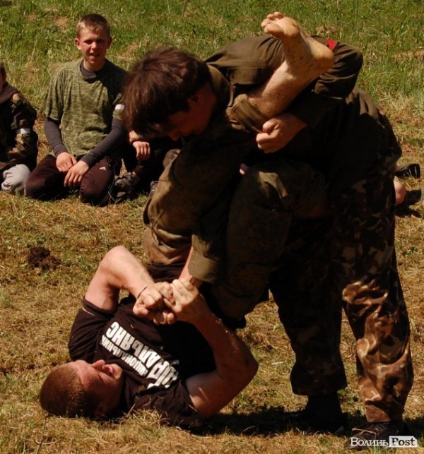 У волинських лісах «воюють» Чорна сотня і сотня Перця. ФОТО 