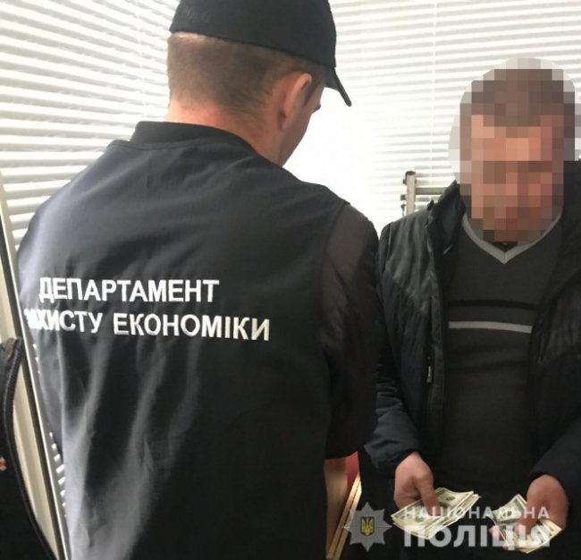 Адвокат з Луцька вимагав у клієнта 2 тисячі доларів хабара. ФОТО