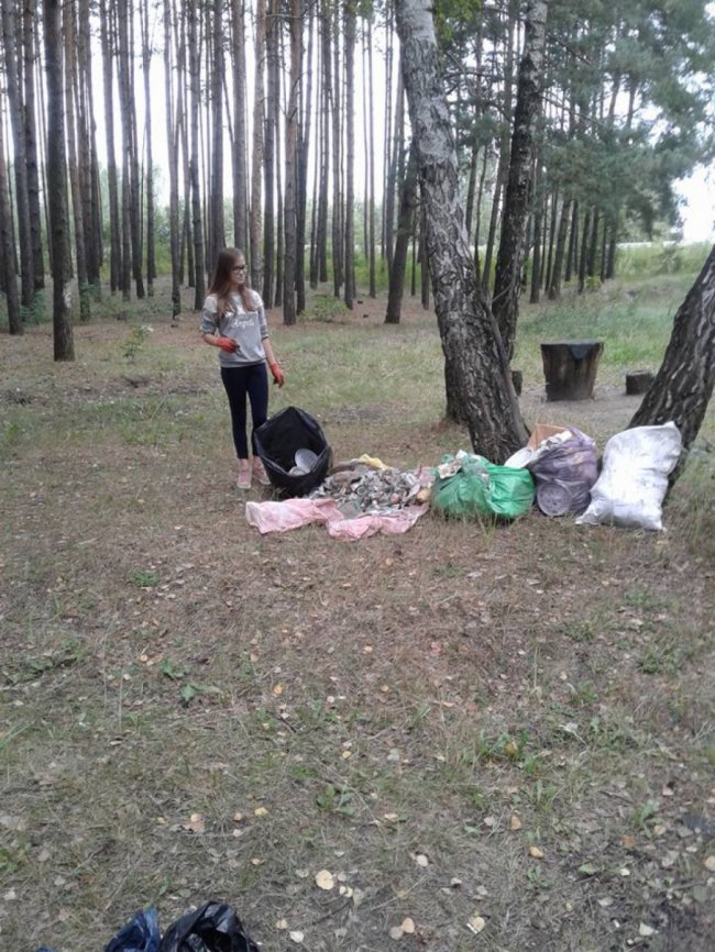На Волині дівчина власноруч прибрала рекреаційну зону. ФОТО