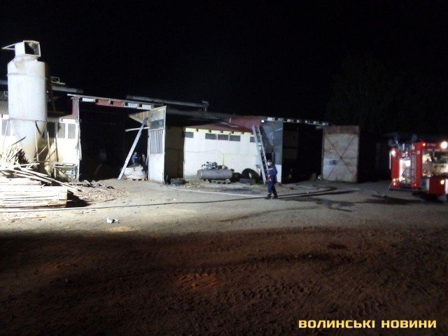 У Луцьку вночі горів склад підприємства. ФОТО. ВІДЕО