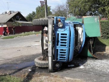 ЗІЛ протаранив автобус: 11 людей травмовані. ФОТО ЗІЛ протаранив автобус: 11 людей травмовані. ФОТО