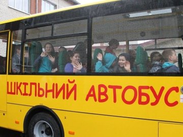 Під Ковелем автобус із учнями збив біл-борд і врізався у «Жигулі»