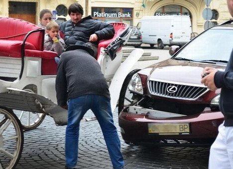 Аварія у Львові: підвода протаранила депутатський Lexus. ФОТО