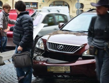 Аварія у Львові: підвода протаранила депутатський Lexus. ФОТО