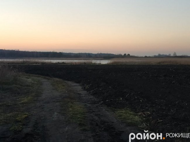 Біля волинського озера – стихійне сміттєзвалище. ФОТО