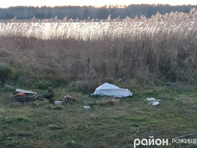 Біля волинського озера – стихійне сміттєзвалище. ФОТО