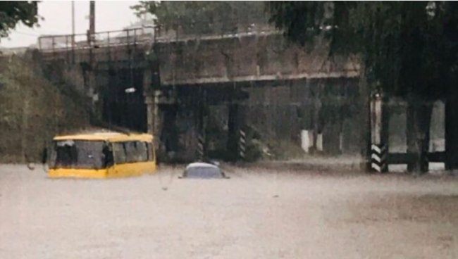 Маршрутки до вікон у воді: у Маріуполі через зливу зупинився транспорт. ВІДЕО