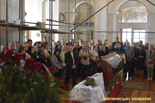 У Луцьку сотні людей прийшли попрощатися з відомим забудовником Віктором Чорнухою. ФОТО