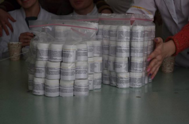 Луцькі медики заготували для воїнів трав’яні чаї та цілющі мазі