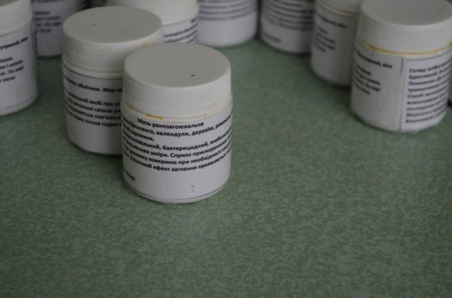 Луцькі медики заготували для воїнів трав’яні чаї та цілющі мазі