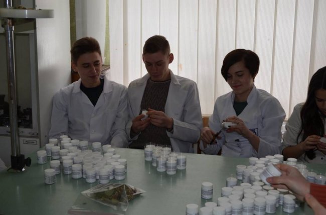 Луцькі медики заготували для воїнів трав’яні чаї та цілющі мазі