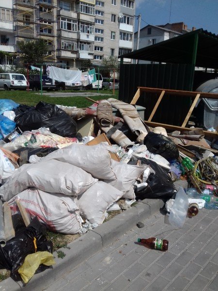 З луцького двору вже місяць не вивозять гори сміття. ФОТО