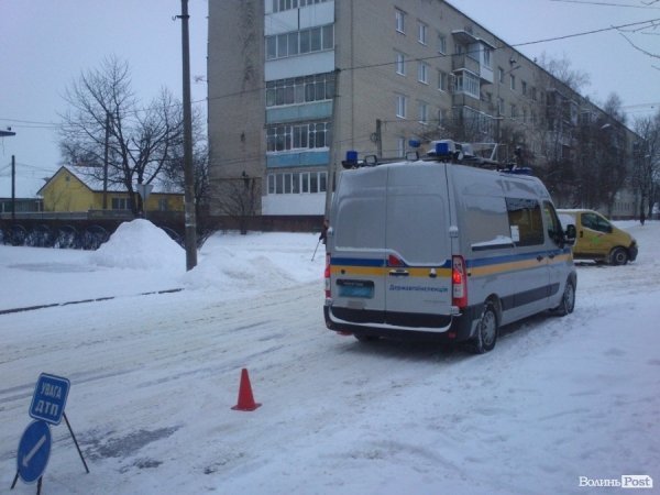Аварія у Луцьку: мікроавтобус «влетів» у легковик. ФОТО