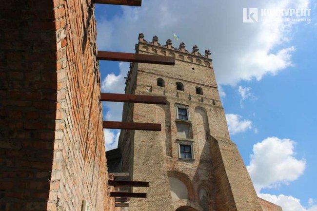 У Луцьку меценати профінансують відновлення зовнішньої стіни замку. ФОТО