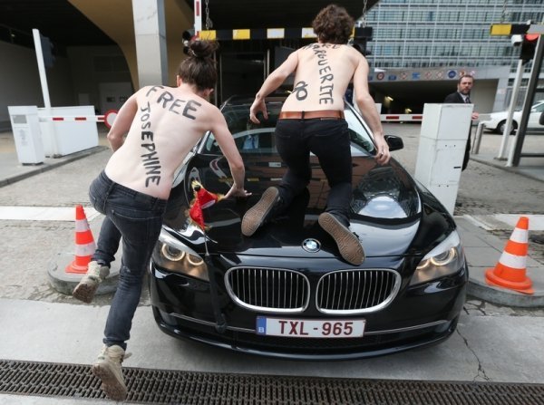 У Бельгії гологруді FEMEN напали на прем'єр-міністра Тунісу. ФОТО