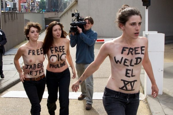 У Бельгії гологруді FEMEN напали на прем'єр-міністра Тунісу. ФОТО