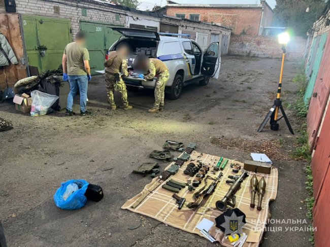 У Луцьку в гаражі 48-річного чоловіка знайшли цілий арсенал зброї та боєприпасів