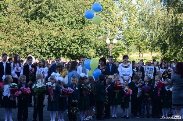 Перший дзвоник у луцьких школах. ФОТОРЕПОРТАЖ