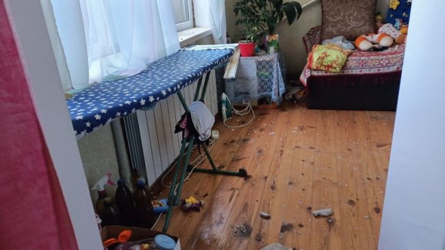 На подвір’ї лучанки після нічної атаки - згарище: люди оглядають збитки від атаки російських дронів