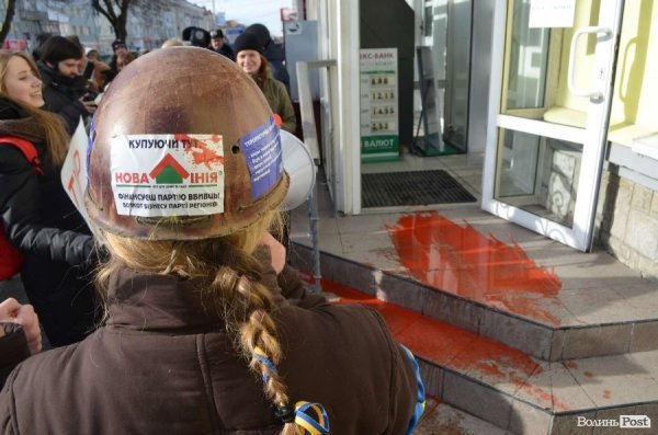 «Кров», міліція і сутичики: у Луцьку відвідали заклади регіоналів. ФОТО