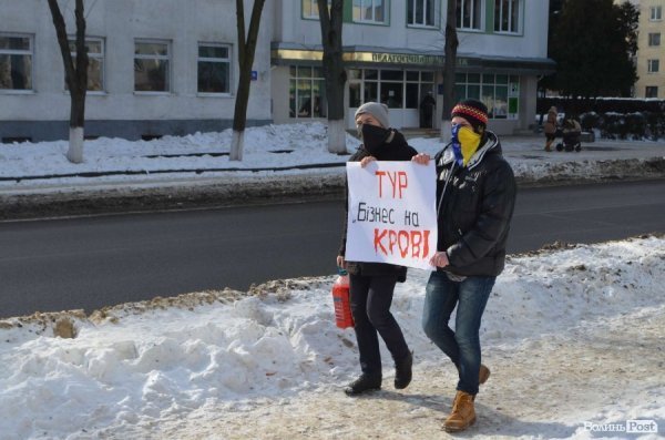 «Кров», міліція і сутичики: у Луцьку відвідали заклади регіоналів. ФОТО