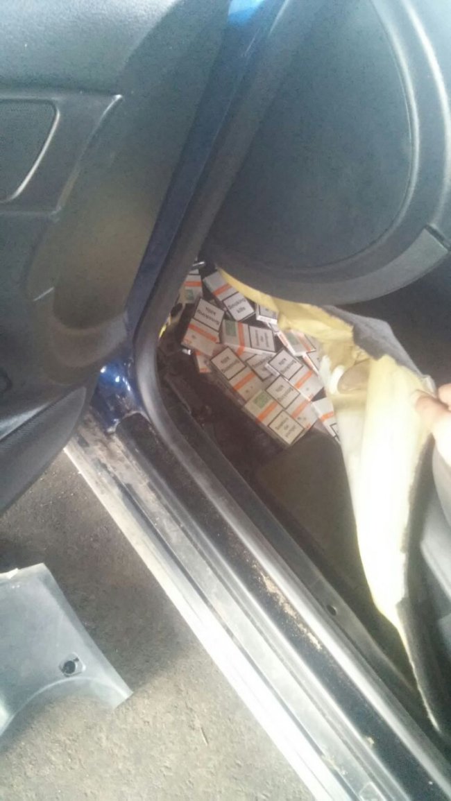 Волинські митники конфіскували авто з контрабандними цигарками