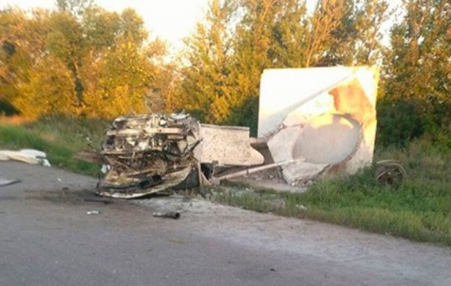 На Полтавщині автомобіль зніс зупинку: чоловік загинув на місці. ФОТО
