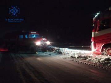 На Волині рятувальники відбуксирували 8 вантажних автомобілів та рейсовий автобус