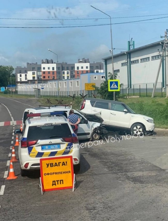 Renault в'їхав у лафет з легковиками: повідомили деталі ДТП на Володимирській