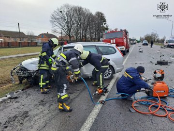 Смертельна ДТП у Луцькому районі: рятувальники деблокували тіло загиблого водія. ФОТО