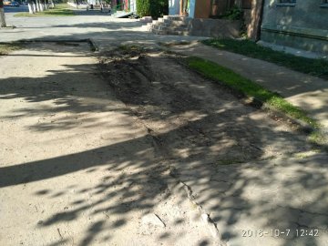 У Луцьку скаржаться на неналежний стан тротуару. ФОТО