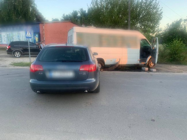 У Світязі п'яний водій Audi зіткнувся з маршруткою. ФОТО