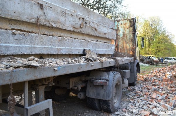 Під Луцьком незаконно розбирали колишню військову частину?