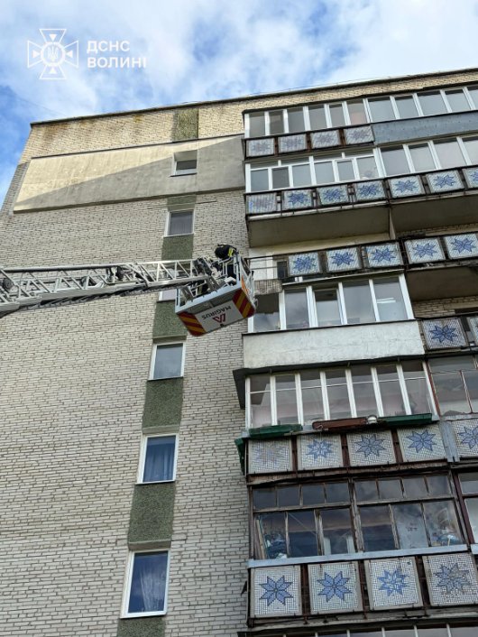 Повалені дерева та пошкодження будівель: наслідки негоди на Волині ліквідовували рятувальники. ФОТО