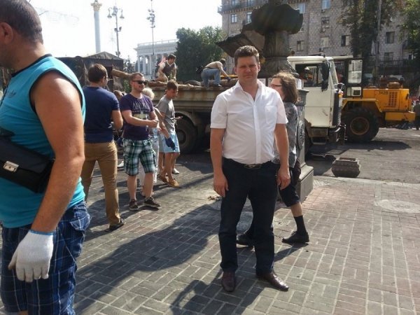 Волиняни «допомагають» розбирати Майдан. ФОТО