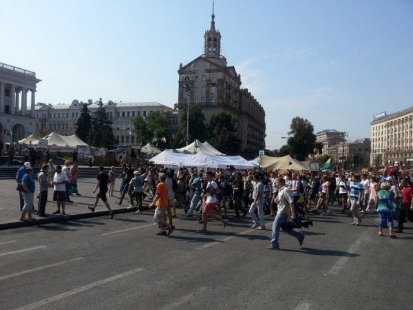 Волиняни «допомагають» розбирати Майдан. ФОТО