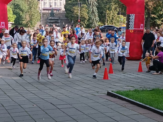 У Луцьку відбувся забіг у вишиванках: збирали кошти для ЗСУ 