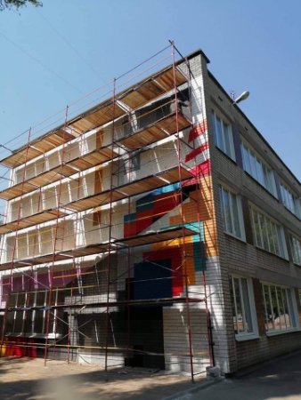 Художники з Луцька малюють яскраві мурали на школах Запоріжжя. ФОТО