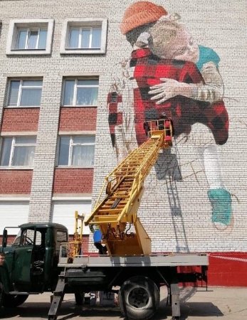 Художники з Луцька малюють яскраві мурали на школах Запоріжжя. ФОТО