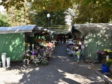 Квіткові війни: лучани вимагають прибрати ринок із центру