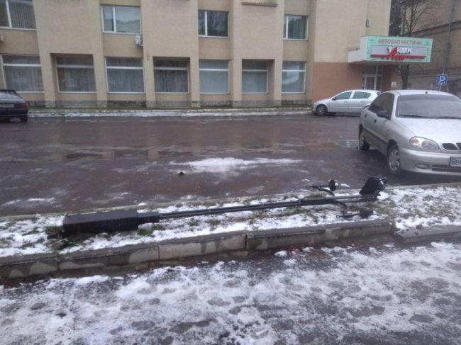 У Луцьку вандали  знищили ліхтар