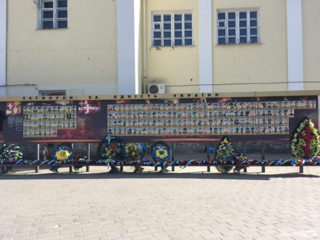 На пам'ятній стелі у Луцьку – помилкова інформація про загиблого атовця. ФОТО