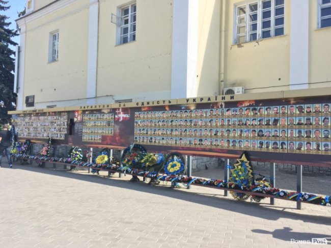 На пам'ятній стелі у Луцьку – помилкова інформація про загиблого атовця. ФОТО