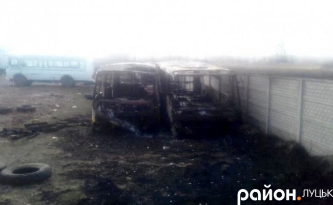 У Луцьку на стоянці згоріло два автобуси. ФОТО