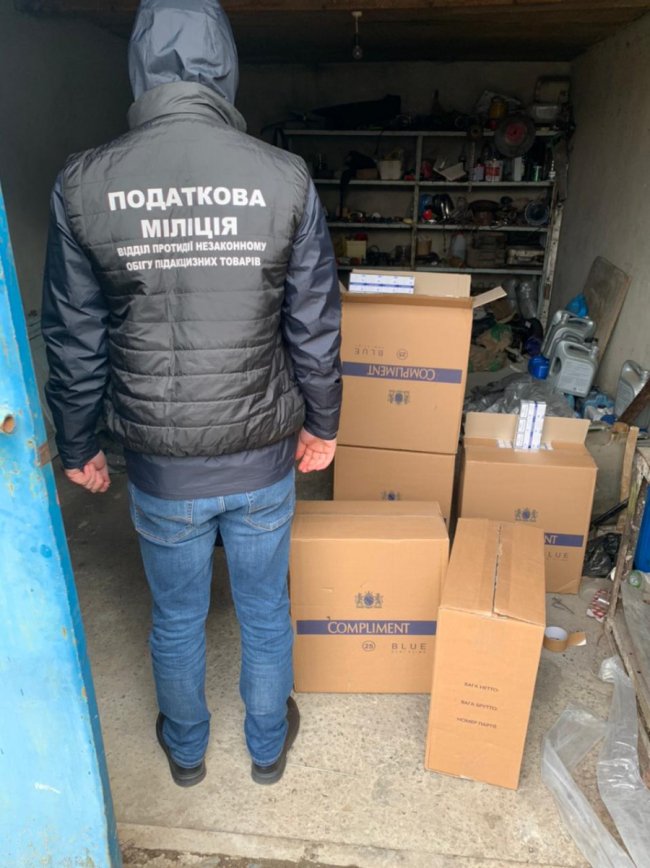 Спіймали на «гарячому»: на Волині викрили чоловіка, який підпільно торгував цигарками
