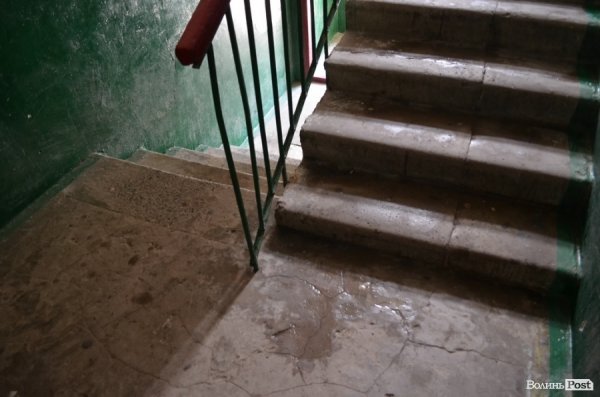 У Луцьку мертва бабуся пролежала тиждень у квартирі: сусіди бояться трупної отрути. ФОТО