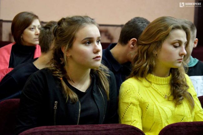 Луцькі школярі взяли участь в ток-шоу з антиреклами наркотиків. ФОТО