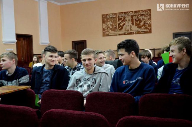 Луцькі школярі взяли участь в ток-шоу з антиреклами наркотиків. ФОТО
