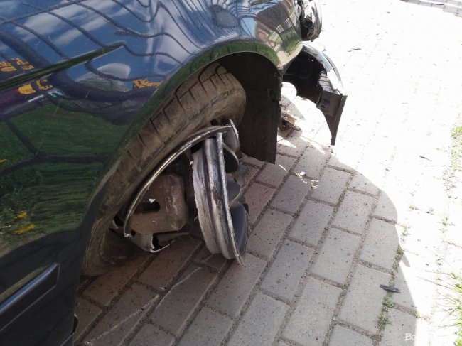 У Луцьку BMW на єврономерах  розтрощила припарковані автівки. ФОТО
